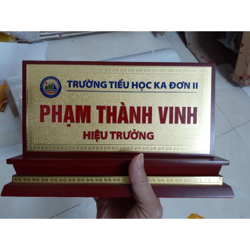 In biển tên, biển chức danh để bàn: chất liệu và lưu ý chọn